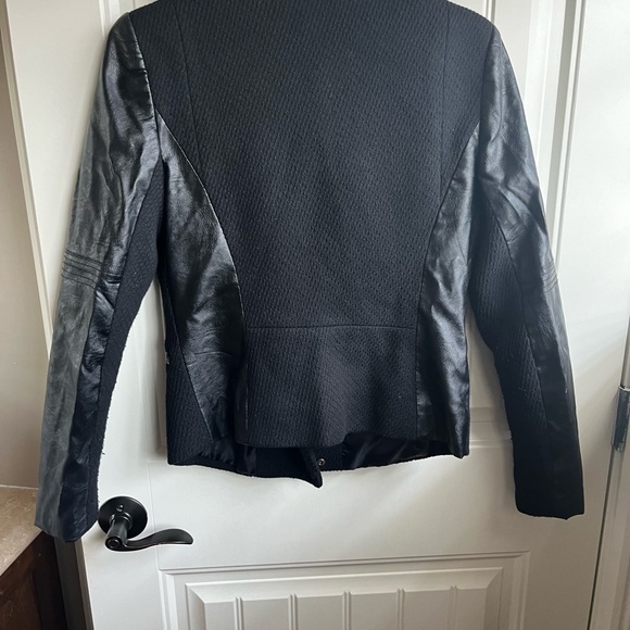 Black jacket with contrasting vegan leather sleeves. - Picture 2 of 4